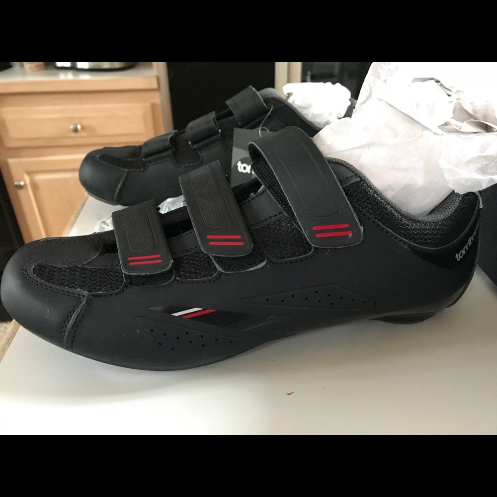 NWB : Unisex spin shoes with clips.